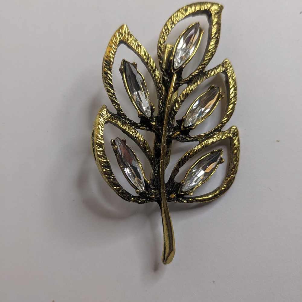 Vintage Yochi Gold Leaf Rhinestone Brooch - Picture 2 of 6